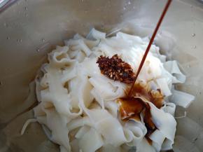 加上辣椒酱，生抽，芝麻油拌均匀。