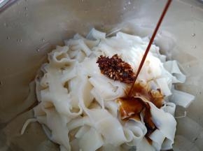 加上辣椒酱，生抽，芝麻油拌均匀。