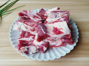 新鲜牛排骨剁小块。