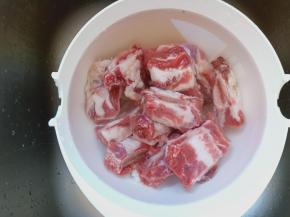 牛排骨放清水去除血水，多泡几遍。