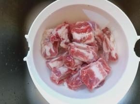 牛排骨放清水去除血水，多泡几遍。