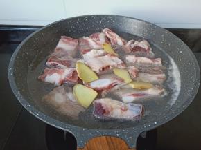 牛排骨冷水下锅，放点生姜片跟料酒。