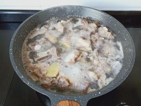 开大火焯水2分钟。