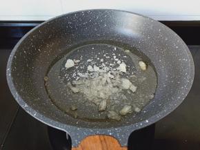 锅里放油与冰糖。