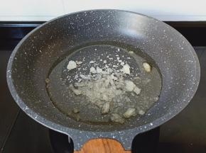 锅里放油与冰糖。