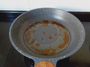 全程开小火把冰糖熬成糖色【全程不要用铲子，轻轻晃动锅就可以】