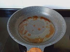 全程开小火把冰糖熬成糖色【全程不要用铲子，轻轻晃动锅就可以】