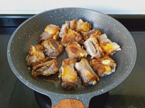 下牛排骨让每跟牛排骨裹上糖色。