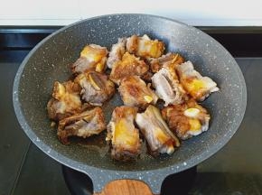 下牛排骨让每跟牛排骨裹上糖色。