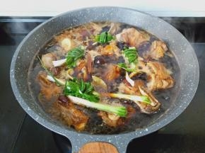 放一点葱结，开大火煮开。