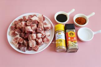 准备好牛腩粒，这里的椒盐不是辣的，是比较香的那种，所以后面我会用比较多的辣椒粉，您可以根据自己喜欢的口感加入。