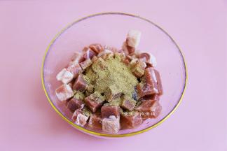 将牛腩粒放入大碗，倒入所有的配料，辣椒粉可以后面烤的时候再撒上。