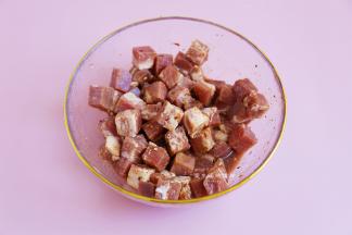 用手抓匀腌制半小时以上，让肉尽快入味就可以了，要是用肥牛肉，要先用松肉锤处理一下。