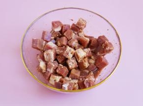 用手抓匀腌制半小时以上，让肉尽快入味就可以了，要是用肥牛肉，要先用松肉锤处理一下。