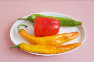 准备好牛角椒，刚好去看到了这种彩色的牛角椒，是带辣味的，比彩椒更好吃，要是买不到用彩椒也是可以的，我的红色的就是彩椒。