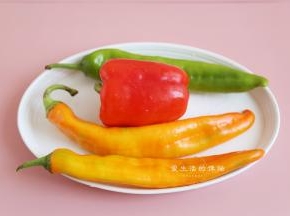 准备好牛角椒，刚好去看到了这种彩色的牛角椒，是带辣味的，比彩椒更好吃，要是买不到用彩椒也是可以的，我的红色的就是彩椒。