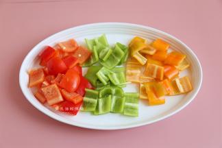 将辣椒去蒂和芯切和牛腩粒大小相似的块状，五彩缤纷的会更加诱人，买不到的单色也行，不会影响口感。