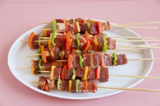 将腌制好的牛腩粒和辣椒块隔开串起来。