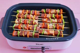 热锅，涂上一层薄油，把牛肉串放在锅上，中小火慢煎，我用的NUC锅来煎，要是有烤箱，也可以用烤箱烤，但是记得翻面哦。