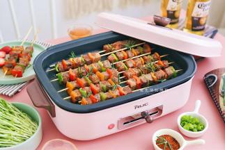 期间翻多几次面，看到肉变得紧实了，就可以往上面撒上辣椒粉和孜然粉了，哇，这时候的香气真的好浓郁，闻着口水都要流了。