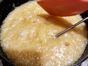 这是熬到110度的样子，这时候就要全程用刮刀搅拌以免糊底