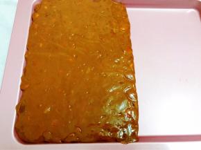 理平整后等不烫手，就要开始切糖了