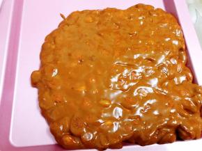 拌匀后倒入不粘烤盘里，这时候非常烫要小心