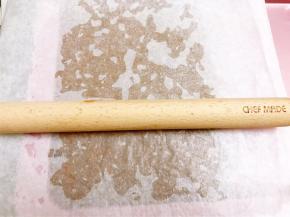 借助擀面杖和刮板整型