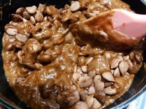 把熟杏仁倒进去用刮刀搅拌均匀