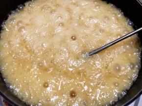 中火煮开后，转小火慢慢熬。同时把温度计的探针放进去，探针不要接触锅底