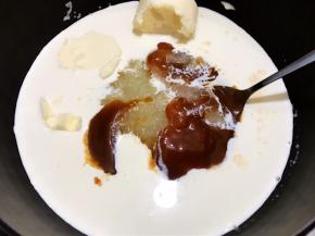 不沾锅里加入淡奶油，白糖，海盐，水怡，黄油，焦糖酱