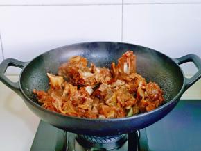 收至浓稠，汤汁完全被骨头吸收即可。