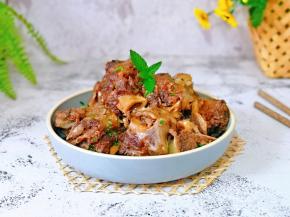 酱香浓郁，炖的非常烂而且入味，啃起来软软的，也很细腻，一点都不柴。