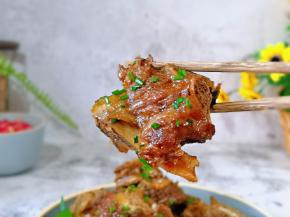 我要开动了，戴上食品手套，手拿着吃更香哈～