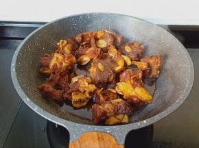 炖到汤汁差不多开大火收汁。