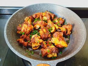 出锅前放一点鸡精，撒点葱花拌一下出锅。