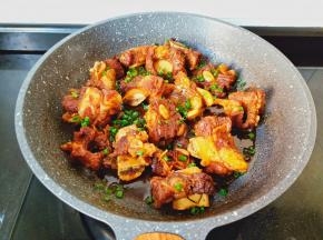 出锅前放一点鸡精，撒点葱花拌一下出锅。