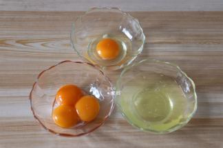 将4个鸡蛋其中3个的蛋黄、蛋白分离；
