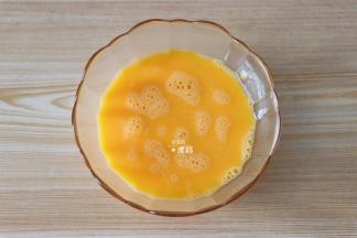 3个蛋黄和1个鸡蛋液搅打均匀，蛋白放冰箱冷藏；