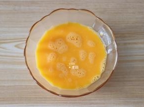 3个蛋黄和1个鸡蛋液搅打均匀，蛋白放冰箱冷藏；