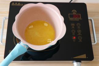 黄油放进奶锅里加热煮沸；