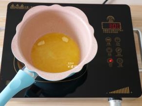 黄油放进奶锅里加热煮沸；