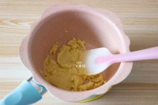 立即倒入过筛好的面粉拌均匀；