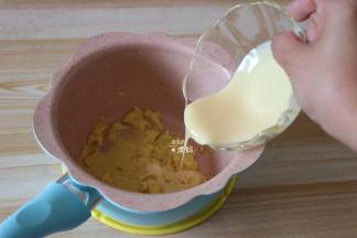 倒入炼乳拌均匀；