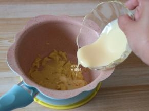 倒入炼乳拌均匀；