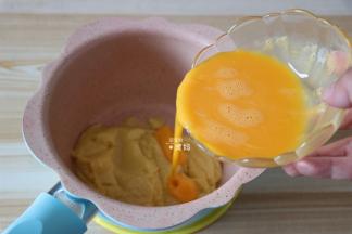 将鸡蛋液分三次倒入面糊里，每次都要拌均匀后再加入蛋液；