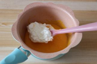 划三分之一蛋白糊到蛋黄糊里翻拌均匀，注意手法，不要画圈圈，要翻拌；