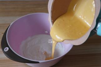 再全部倒入到蛋白糊里翻拌均匀，快速轻柔的翻拌好，否则容易消泡；