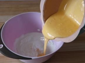再全部倒入到蛋白糊里翻拌均匀，快速轻柔的翻拌好，否则容易消泡；