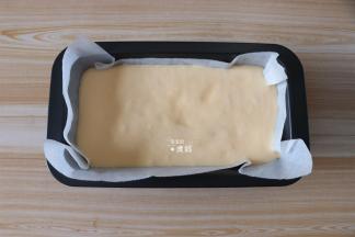 从高处倒入模具中，模具四周铺一层油纸；